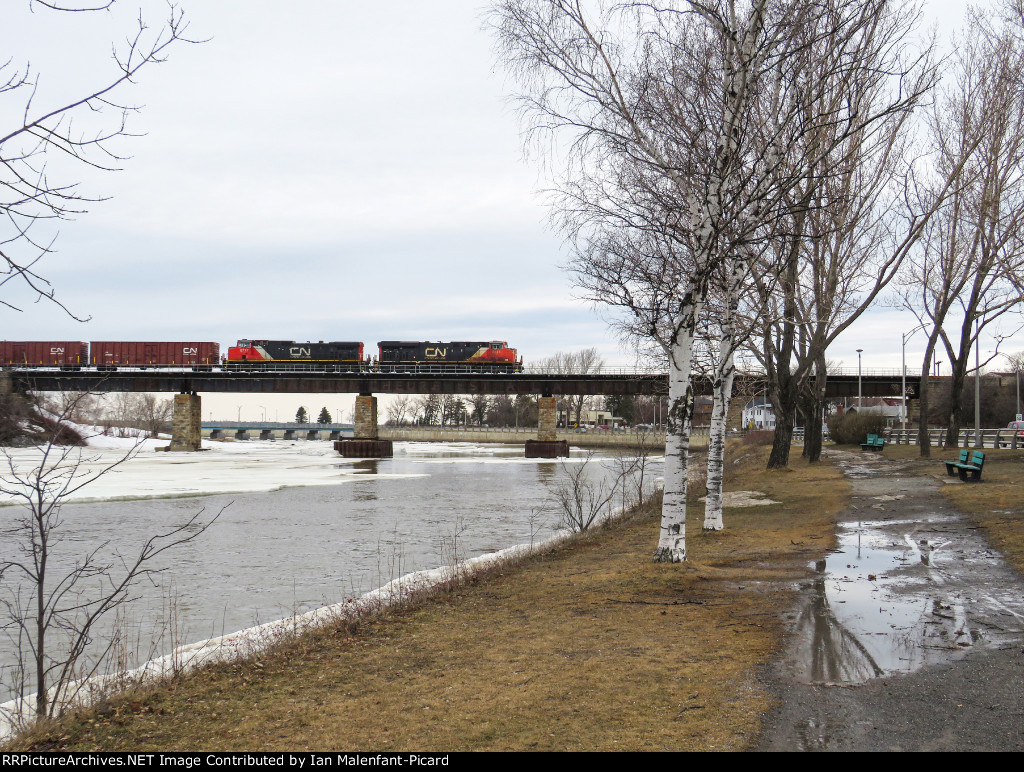 402 goes across the thawing Rimouski river